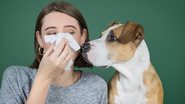 Mulher com sintomas de alergia a cachorro - Photoboyko/iStock