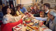 família reunida no Natal - LuckyBusiness/iStock