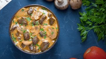 Estrogonofe de carne e champignon - Divaneth-Dias/iStock