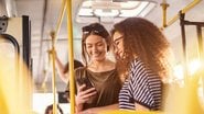 Meninas rindo lendo o celular - dusanpetkovic/iStock