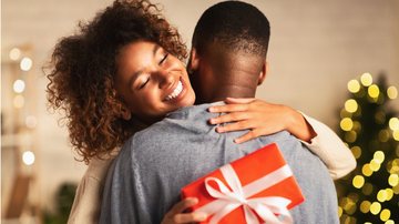 Casal trocando presentes de Natal - Prostock-Studio/iStock