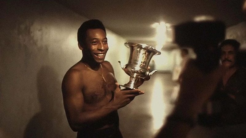 Pelé segurando troféu - Reprodução