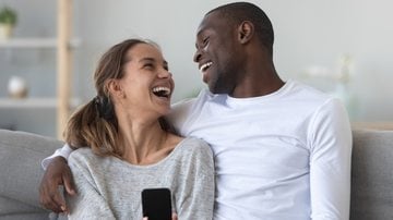 Casal rindo de piadas divertidas - fizkes/iStock