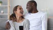 Casal rindo de piadas divertidas - fizkes/iStock