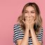 Mulher rindo de piadas - Yuri Marchenko/iStock