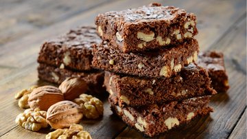 brownie com nozes - MARCELOKRELLING/istock