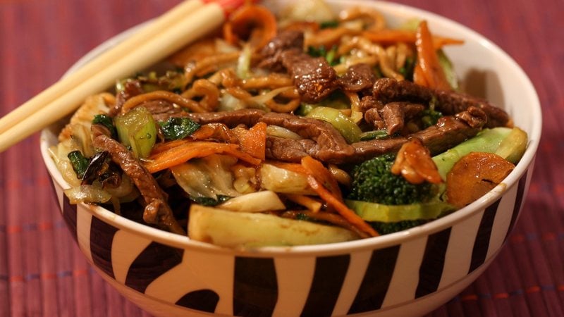 O yakisoba é um comida leve de origem oriental. - Mauricio SPY/iStock