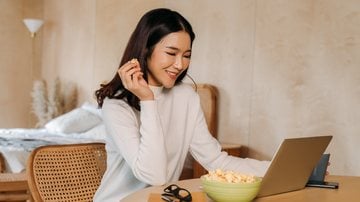 Mulher assistindo Dorama no notebook - twinsterphoto/iStock