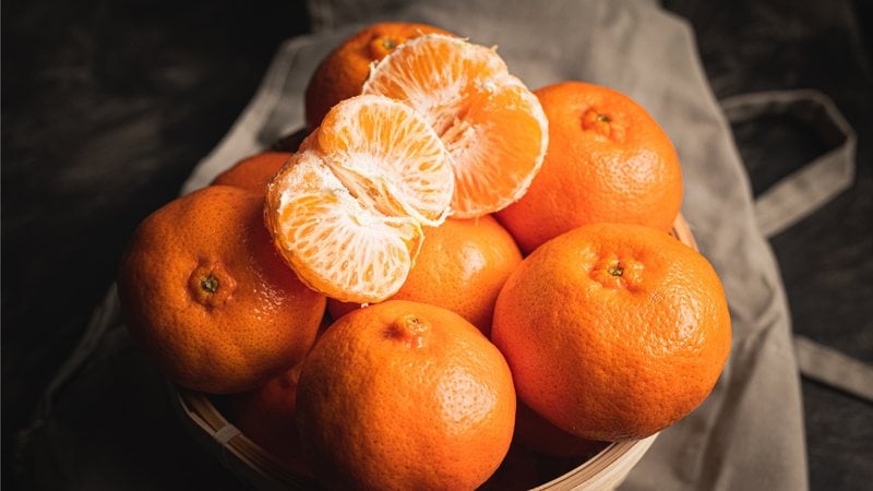 Além da vitamina C, a tangerina é fonte de diversos outros benefícios. - Imagem: Juan Toplisek/iStock