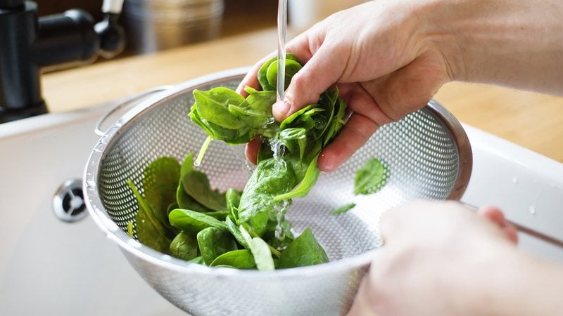 Existem processos e soluções próprias para lavar as verduras - Imagem: Halfpoint/iStock