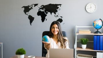 Como viajar pelo mundo vivendo novas experiências e ganhando em dólar - Imagem: Antonio_Diaz/iStock