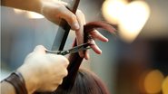 Cortar o cabelo dependendo do ciclo lunar pode ajudar no fortalecimento e crescimento dos fios - Imagem: wideonet / iStock