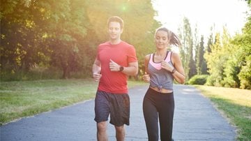 Alguns cuidados devem ser tomados por quem não está acostumado a correr na rua - Imagem: Gpointstudio/iStock