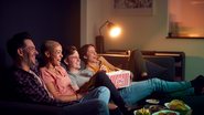 Aproveite o final de semana para reunir a galera e maratonar os melhores filmes! - Iagem: monkeybusinessimages / iStock