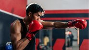 O boxe é uma excelente opção de atividade física. - Imagem: Kiwis/iStock