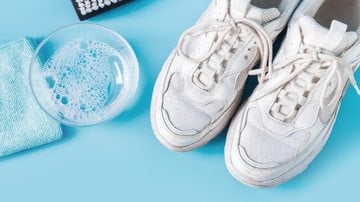 Há soluções práticas e simples para remover a sujeira dos seus tênis brancos. - Imagem: Svetlana-Cherruty / iStock