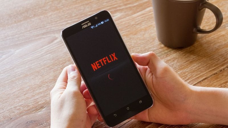 No último mês, a Netflix alterou sua política de compartilhamento de contas. - Imagem: Kasinv/iStock