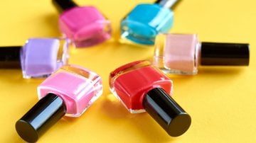 Esmaltes que combinam com tudo são práticos para montar um look lindo e versátil. - Imagem: Toxitz / iStock