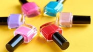 Esmaltes que combinam com tudo são práticos para montar um look lindo e versátil. - Imagem: Toxitz / iStock