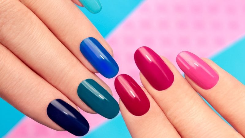 Esmaltes em gel dão um acabamento perfeito e duradouro. - Imagem: marigo20/iStock