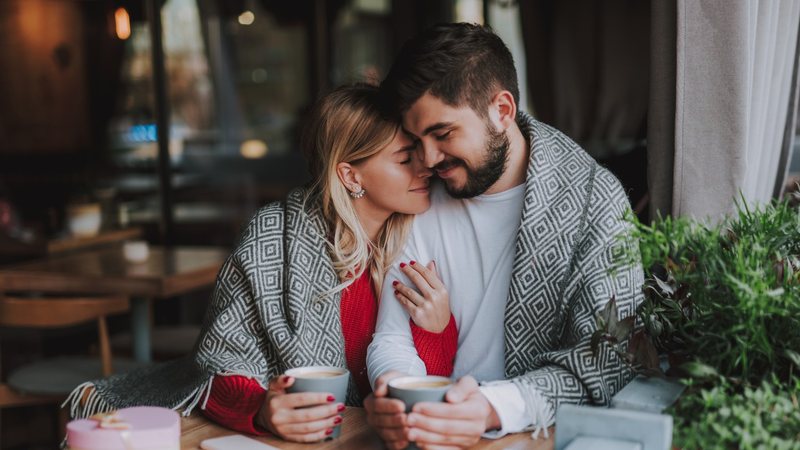 Não há limite para expressar o amor. Aproveite o dia para demonstrar todo o seu carinho e afeto! - Imagem: YakobchukOlena/iStock