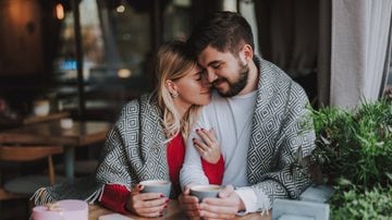 Não há limite para expressar o amor. Aproveite o dia para demonstrar todo o seu carinho e afeto! - Imagem: YakobchukOlena/iStock