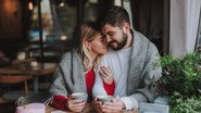 Não há limite para expressar o amor. Aproveite o dia para demonstrar todo o seu carinho e afeto! - Imagem: YakobchukOlena/iStock