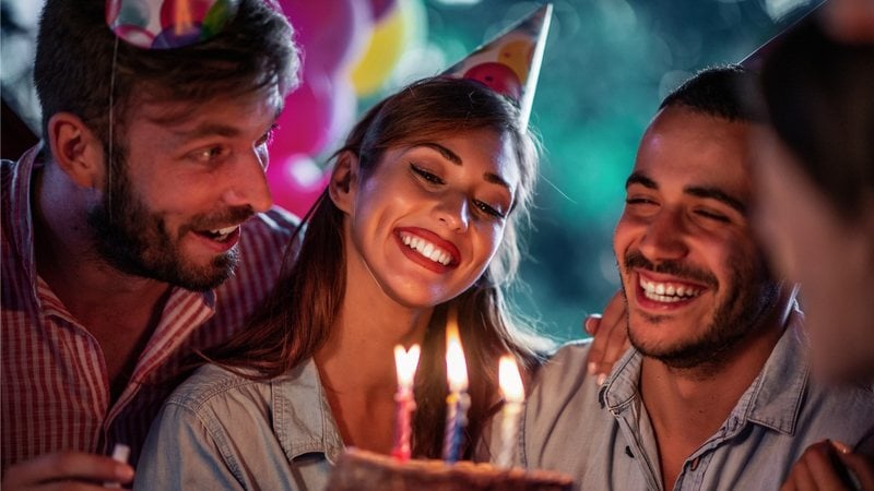 É natural querermos expressar nosso sentimentos e gratidão no aniversário de quem gostamos. - Imagem: Ivanko_Brnjakovic/iStock