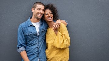 O Dia dos Namorados é uma ótima oportunidade de expressar o seu amor e manter a chama acesa. - Imagem: Ridofranz / iStock