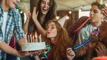 Aniversário é tudo de bom! Seja o nosso ou de quem a gente ama. - Imagem: Prostock-Studio/iStock