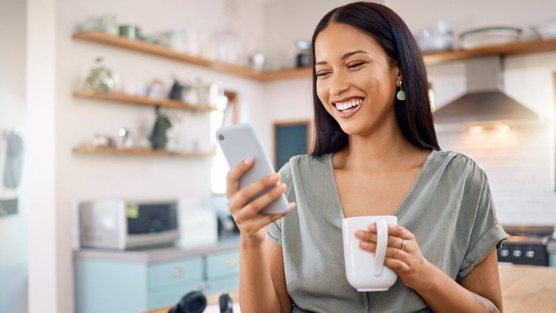 Receber carinho tem o poder de nos transportar para um estado de alegria e relaxamento - Imagem: PeopleImages/iStock