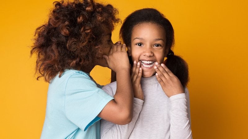 Você certamente já contou estas piadas quando estava na quinta série, ou mesmo ontem.... - Imagem: Prostock-studio / iStock