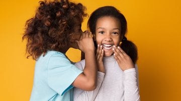 Você certamente já contou estas piadas quando estava na quinta série, ou mesmo ontem.... - Imagem: Prostock-studio / iStock