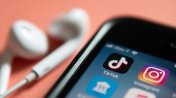 De acordo com a SemRush, o TikTok possui mais de 1 bilhão de usuários ativos. - Imagem: Wachiwit/iStock