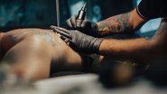 A tatuagem é um decisão muito séria, logo, todo cuidado é pouco durante a cicatrização. - Imagem: Zamrznutitonovi/iStock