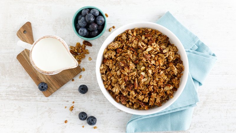 A granola é um ingrediente interessante para compor receitas. - Imagem: YelenaYemchuk/iStock