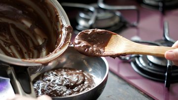 Aprenda a fazer um delicioso brigadeiro sem leite condensado! - Imagem: Mauricio Graiki / iStock