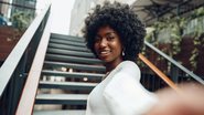 Fique por dentro das tendências do momento e veja as melhores ideias de cortes de cabelo feminino em 2023! - Imagem: FabrikaCr / iStock