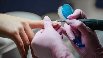 Aprenda como tirar esmalte em gel do conforto da sua casa! - Imagem: Irina Tiumentseva / iStock