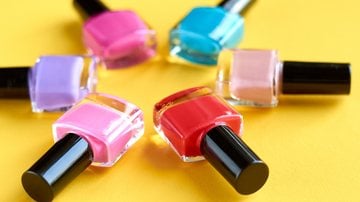 Essas cores de esmalte são a sensação do momento. - Imagem: Toxitz/IStock