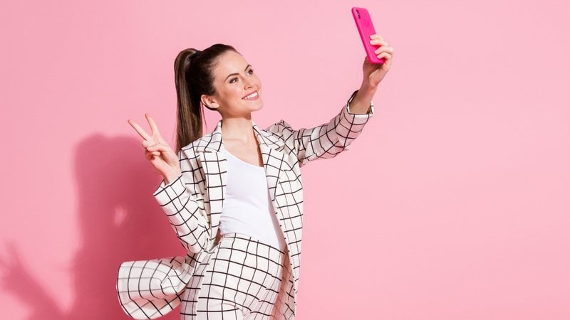 Use frases motivacionais para se inspirar com suas selfies nas redes sociais. - Imagem: Deagreez / iStock