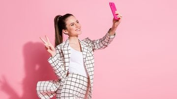 Use frases motivacionais para se inspirar com suas selfies nas redes sociais. - Imagem: Deagreez / iStock