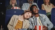 Muitos apaixonados apostam no cinema para ter o primeiro encontro. - Imagem: Shironosov/iStock