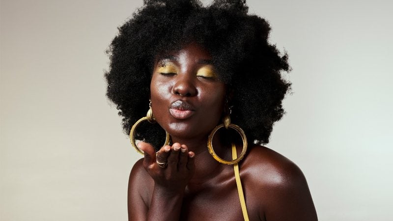 A pele negra possui algumas cores de cabelo específicas que podem te deixar ainda mais bela. - Imagem: PeopleImages/iStock