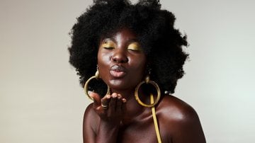 A pele negra possui algumas cores de cabelo específicas que podem te deixar ainda mais bela. - Imagem: PeopleImages/iStock