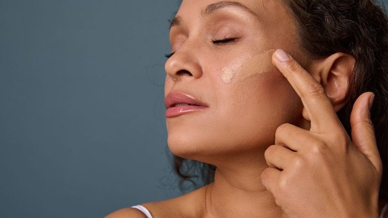 O corretivo é um cosmético essencial para a beleza feminina. - Imagem: Taras Grebinets/iStock