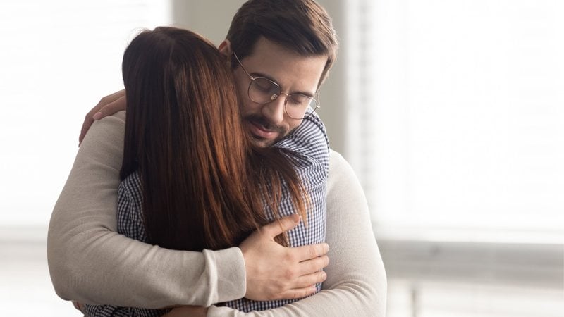 Além de fortalecer o vínculo emocional, as frases de amor são ótimas para manter o relacionamento saudável e feliz. - Imagem: Fizkes/iStock