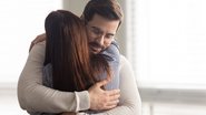 Além de fortalecer o vínculo emocional, as frases de amor são ótimas para manter o relacionamento saudável e feliz. - Imagem: Fizkes/iStock