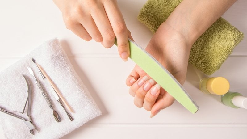 Cuidar das unhas é fundamental quando o assunto é beleza. - Imagem: Natalya Sambulova / IStock