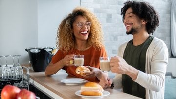 Garanta boas risadas com seu amor e curta o momento com a nossa seleção de piadas! - Imagem: Vergani_Fotografia / iStock